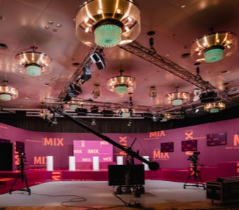 Livestream, Kameratechnik, Kamerakran, Lichttechnik, Rigging, Monitore, Bühnenmobiliar, LED Screen, Bühnendesign, Setbau, Setdesign